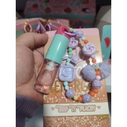 GLOSS FRUTAL CON LLAVERO POMPOSO 6077-1 - VICTORIA SPIRIT